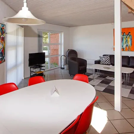 Σπίτι διακοπών Four-bedroom In Tarm 3 *